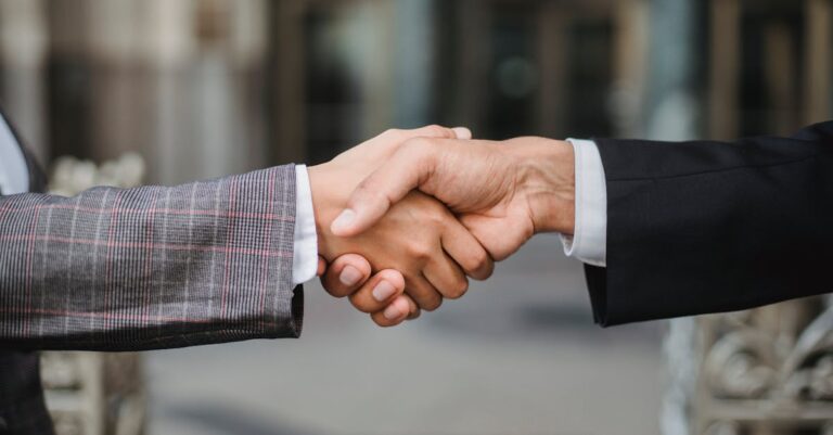 découvrez l'art de la négociation : des stratégies efficaces, des conseils pratiques et des techniques éprouvées pour réussir vos échanges et atteindre vos objectifs. apprenez à convaincre, à persuader et à conclure des accords gagnant-gagnant.