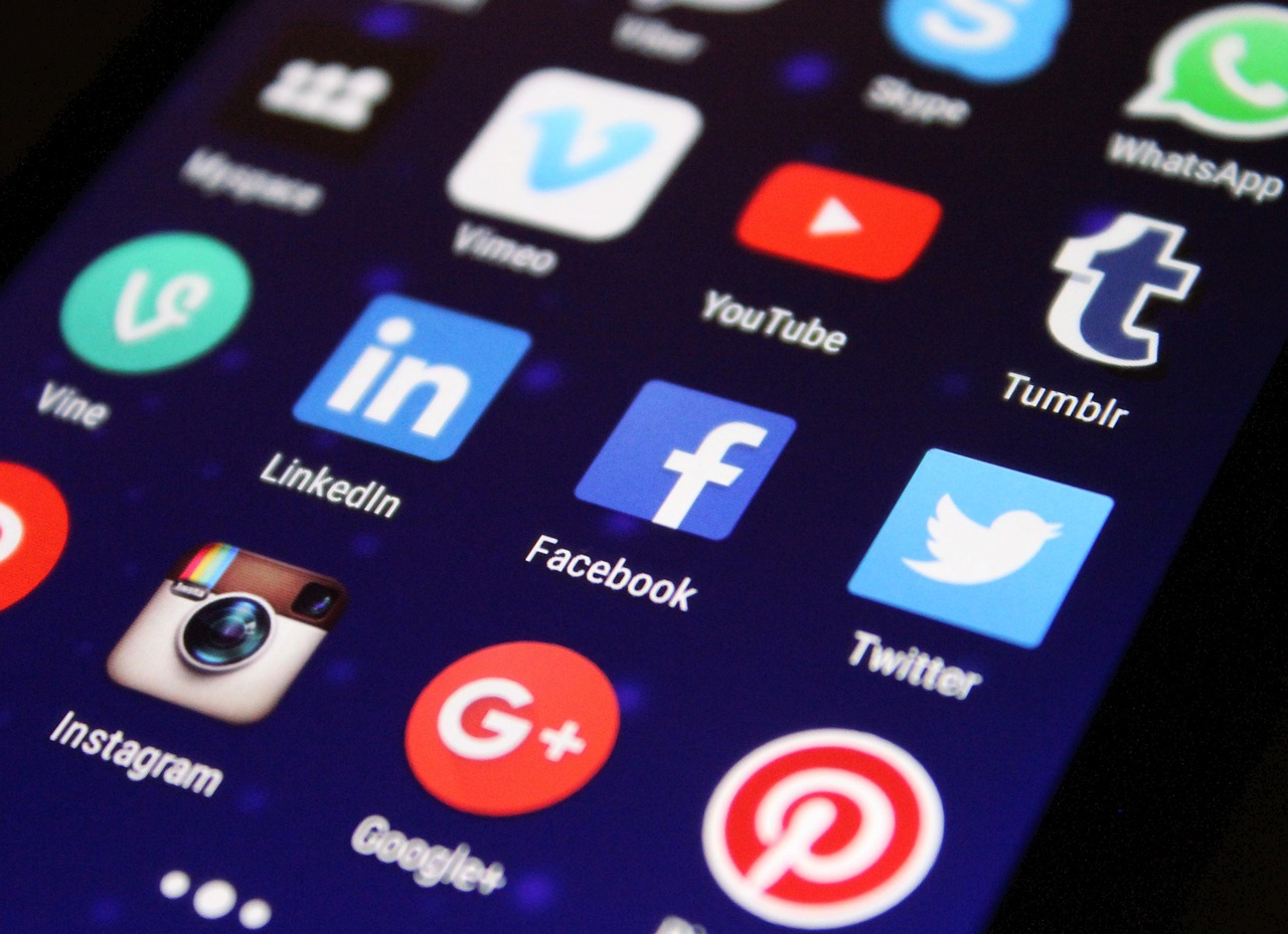 découvrez comment le social selling peut transformer votre prospection commerciale en utilisant les réseaux sociaux pour établir des relations, renforcer votre présence en ligne et augmenter vos ventes.